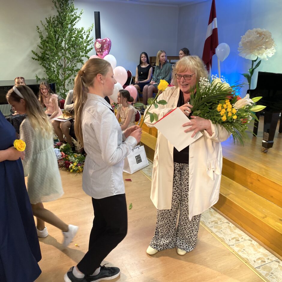 Indra Sproģe saņem sveicienus darba jubilejā