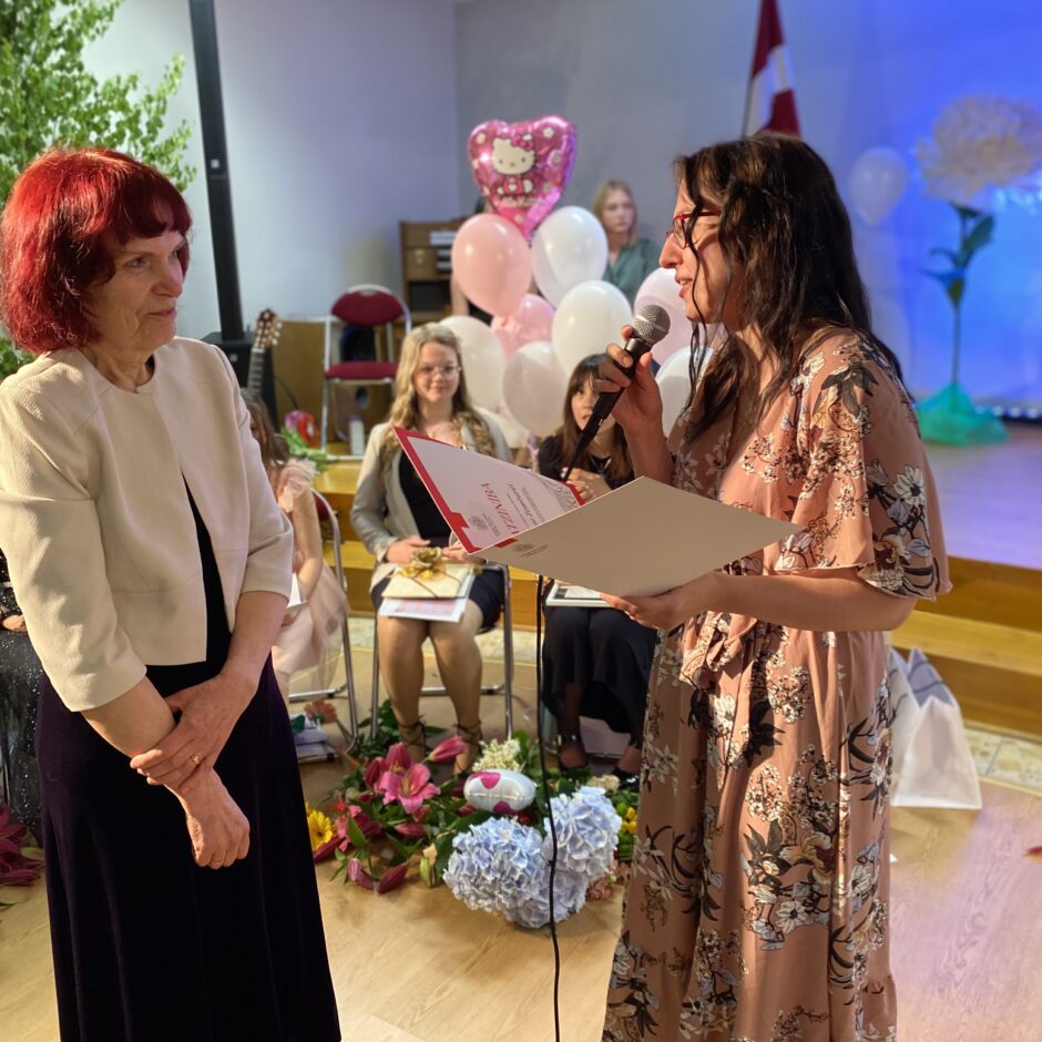 Maruta Zemture saņem Latvijas Nacionālā kultūras centra Atzinības rakstu.