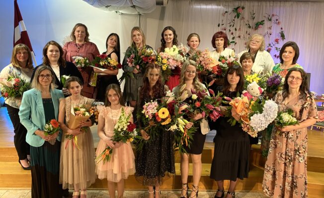 Pedagogu un absolventu kopfoto