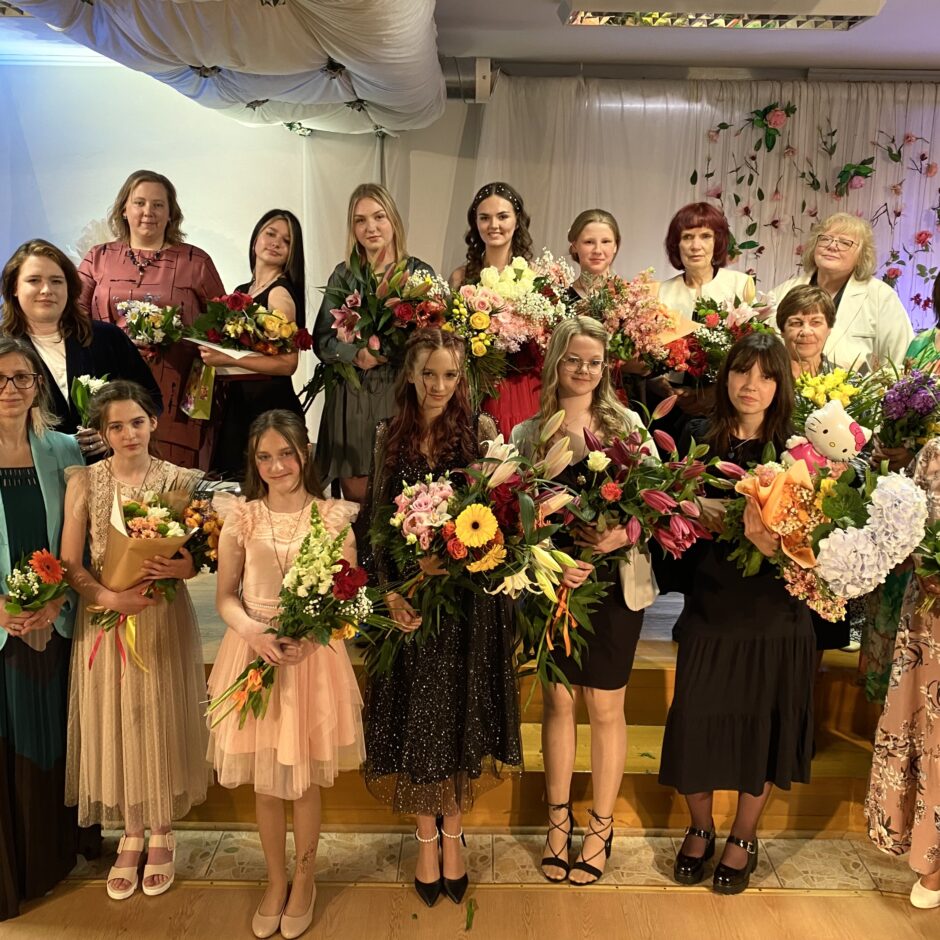 Pedagogu un absolventu kopfoto