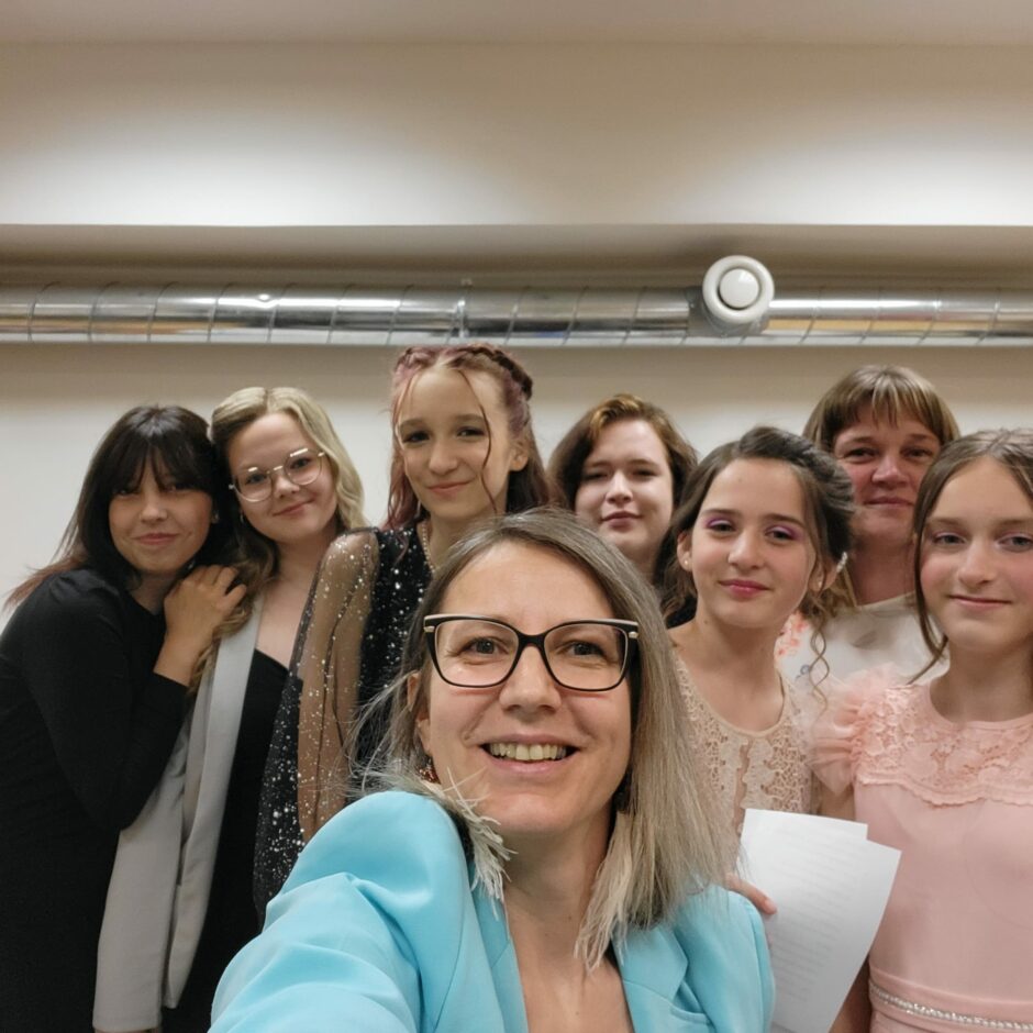 Mākslas nodaļas absolventes ar savām skolotājām pirms izlaiduma