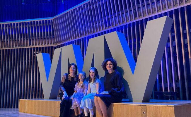 No kreisās Inese Ozoliņa, Rebeka Gideka, Madara Lāce, Dzintra Tauniņa uz Ventspils koncertzāles 