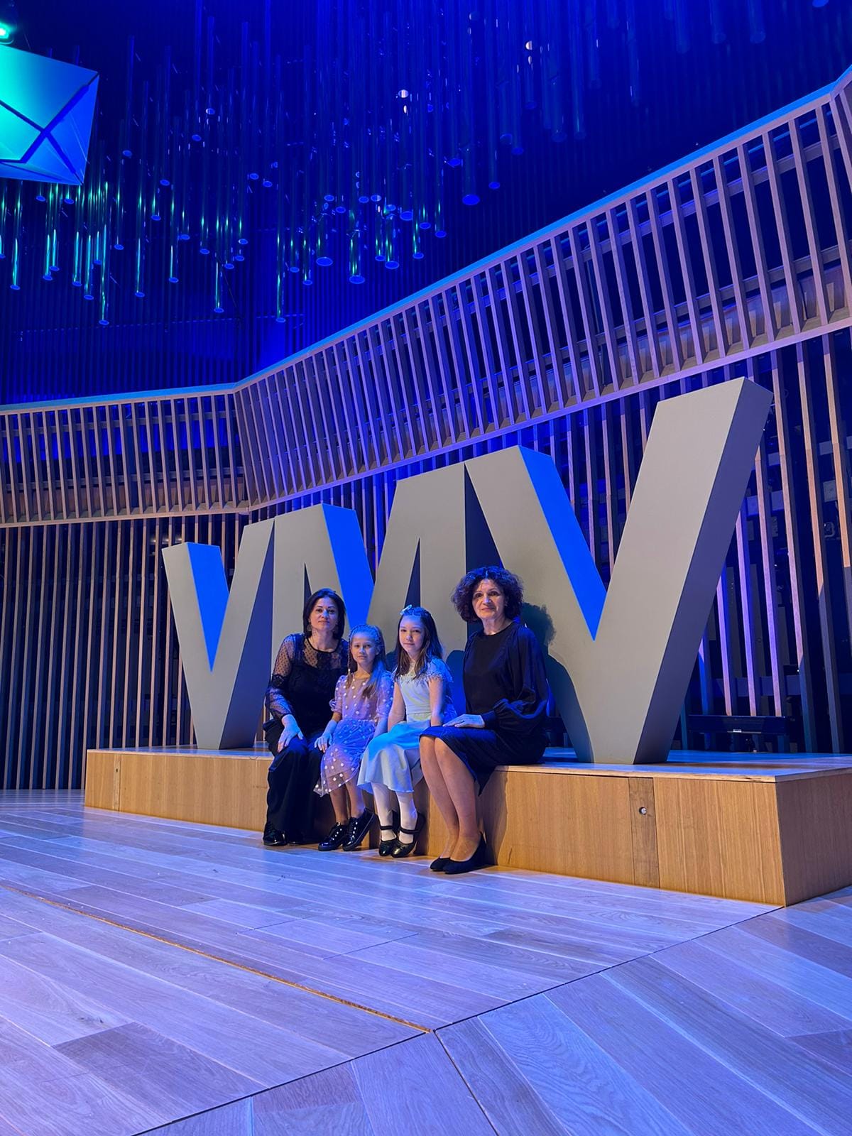 No kreisās Inese Ozoliņa, Rebeka Gideka, Madara Lāce, Dzintra Tauniņa uz Ventspils koncertzāles 