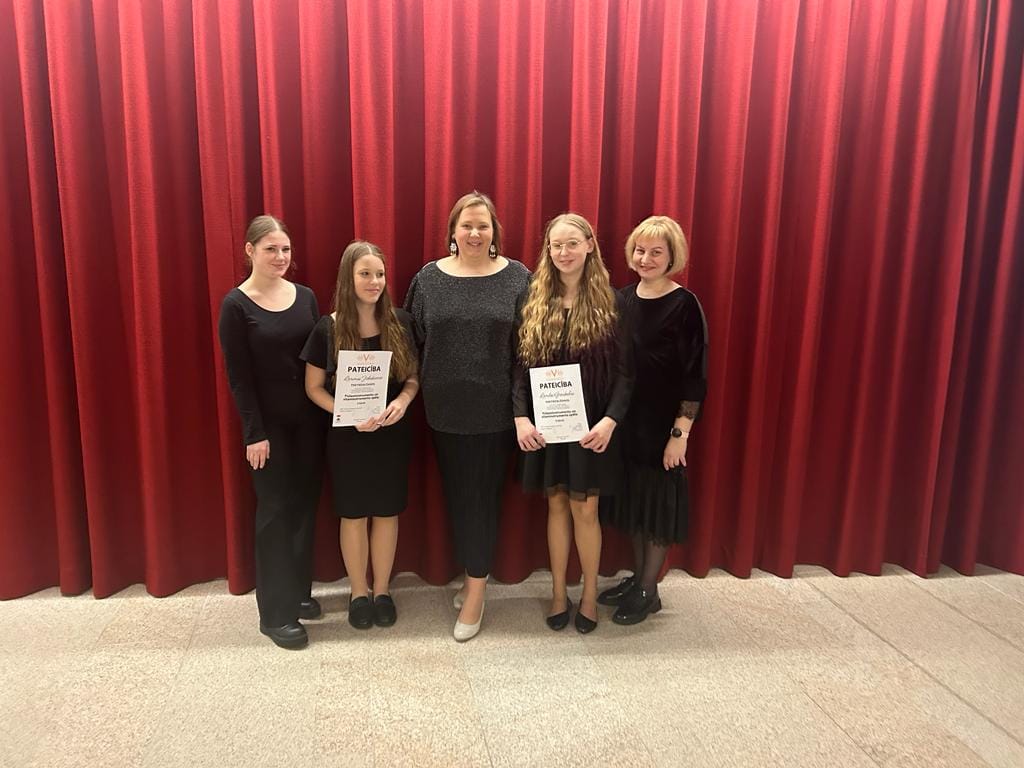 No kreisās Ieva Grīnīte, Lauma Jēkabsone, Sana Lukševica, Landa Grosbaha, Baiba Petkeviča pēc starta Valsts konkursa II kārtas.