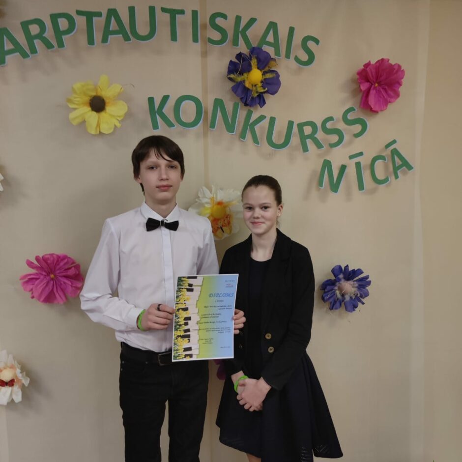 Gustavs Šneiders un Luīze Elza Bertholde pēc starta konkursā