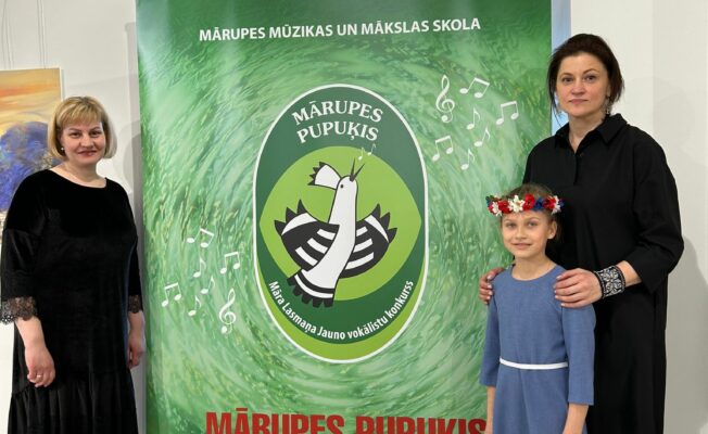 Skolotāja Inese Ozoliņa ar audzēkni Rebeku Gideku un koncertmeistari Baibu Petkeviču konkursā 