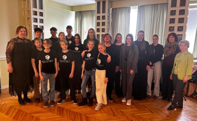 Visi Rojas Mūzikas un mākslas skolas audzēkņi un pedagogi, kuru piedalījās konkursā Nīcā.