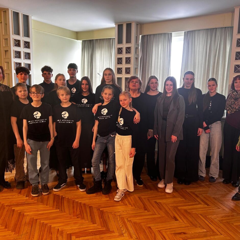 Visi Rojas Mūzikas un mākslas skolas audzēkņi un pedagogi, kuru piedalījās konkursā Nīcā.