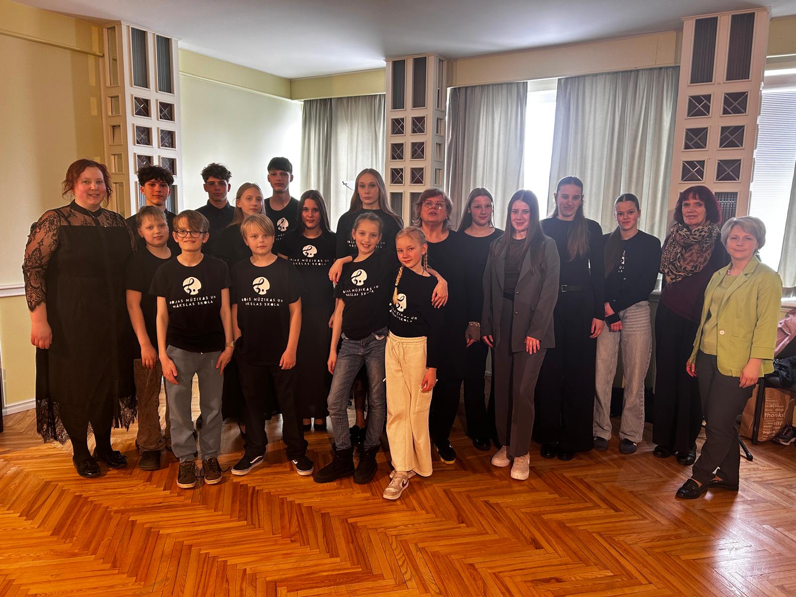 Visi Rojas Mūzikas un mākslas skolas audzēkņi un pedagogi, kuru piedalījās konkursā Nīcā.