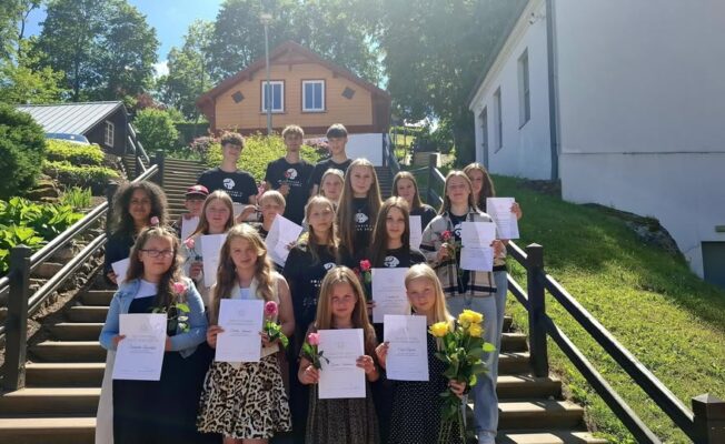 Rojas Mūzikas un mākslas audzēkņi pēc Talsu novada Pateicības rakstu saņemšanas.