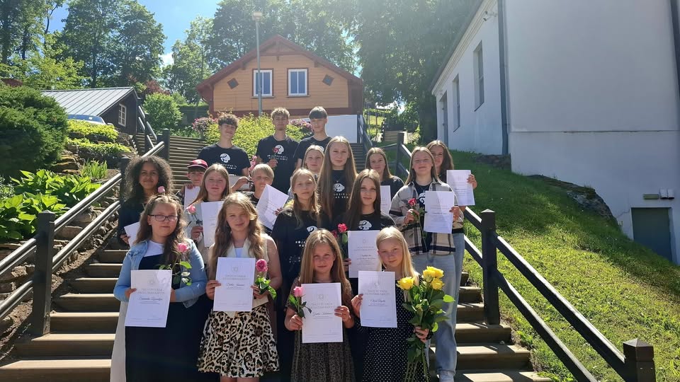 Rojas Mūzikas un mākslas audzēkņi pēc Talsu novada Pateicības rakstu saņemšanas.